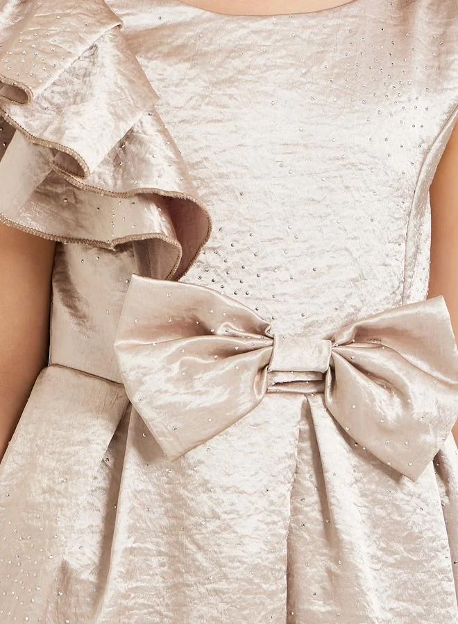 ستايلي فستان بلا أكمام بطيات وتفاصيل فيونكة